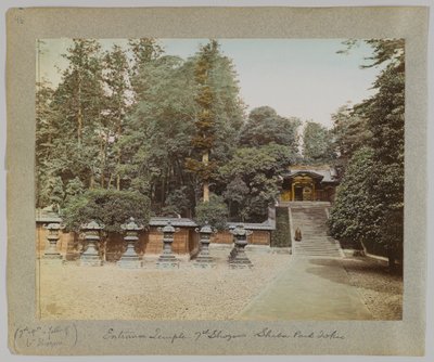 日本东京芝公园第七幕府将军庙的入口（手绘黑白照片）。 作者 日本摄影师
