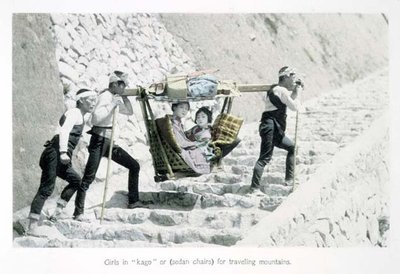 坐在 "Kago "或轿子里的女孩们在山间旅行，约1880年（卡片上的手绘蛋白印刷品 作者 日本摄影师