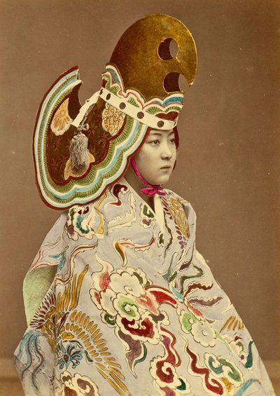 传统服饰的日本女孩，c.1880（手彩色蛋白照片） 作者 日本摄影师