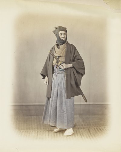 穿着传统服装的日本人（手绘黑白照片）。 作者 日本摄影师