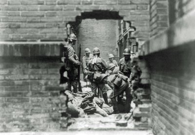1937年，日本士兵参与了中国上海的街头斗殴 作者 日本摄影师