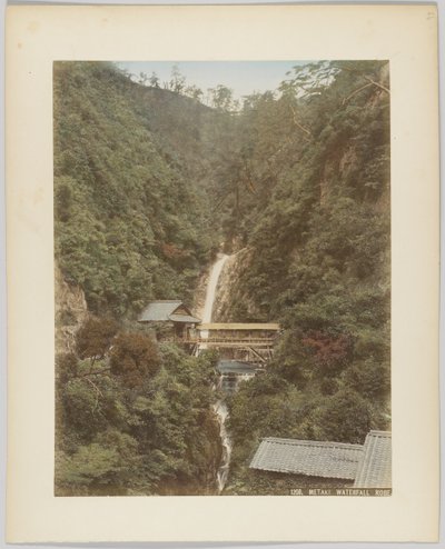 日本神户梅塔基瀑布（手绘黑白照片）。 作者 日本摄影师