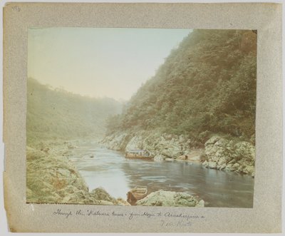 穿过桂川，从保津到岚山，日本京都附近（手绘黑白照片） 作者 日本摄影师