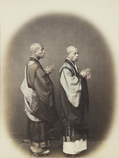 两个穿着传统服装的日本人（手绘黑白照片 作者 日本摄影师