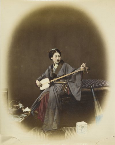 玩三味线的女人（手绘黑白照片） 作者 日本摄影师