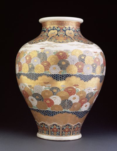 萨摩花瓶，绘有菊花，19世纪末（陶器加珐琅）。 作者 日本学校