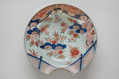 理发师碗，18世纪初（有田烧，带有釉下蓝色和釉上釉的瓷器） 作者 日本学校