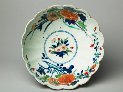 带有凹槽侧面和扇形边缘的碗，ko-Imari洁具，1770-20（带有蓝色釉下彩和釉上釉的陶器）（另见117721） 作者 日本学校