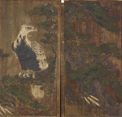 松桃树中的鹰，桃山时期，可能是17世纪（木材上的墨水和颜色） 作者 日本学校