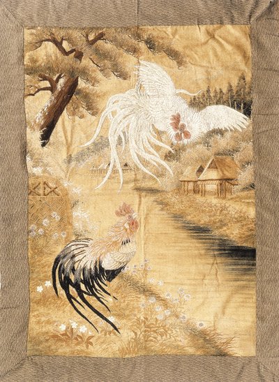 刺绣吊饰，在丝绸上与一对带有尾羽的小公鸡一起工作，在飞行中，另一只栖息在雏菊之中的河岸上，十九世纪末 作者 日本学校