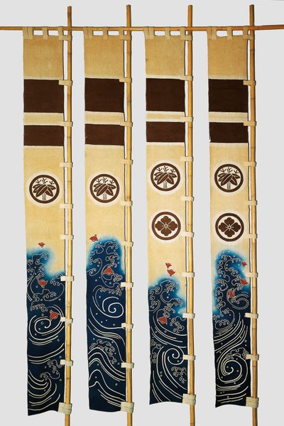 四幅旗帜（nobori），图案描绘波浪中的鸻、家徽、竹子、圆圈中的花朵，棉布，用稻米淀粉和靛蓝浸染颜料和墨水染色，日本文明，明治-大正时期 作者 日本学校