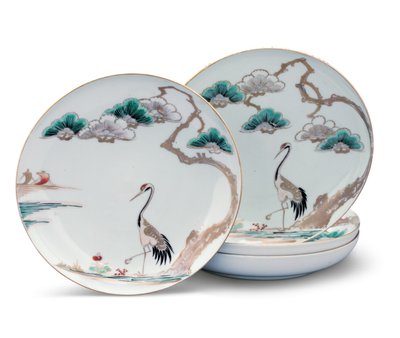四个盘子，江户时代（瓷器，带有红色，绿色，蓝色和黑色上釉搪瓷和镀金） 作者 日本学校