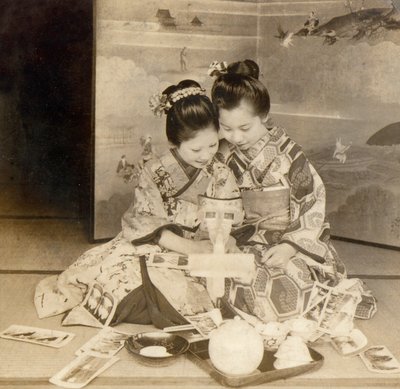 日本女孩使用立体镜查看器与立体卡，1899年 作者 日本学校