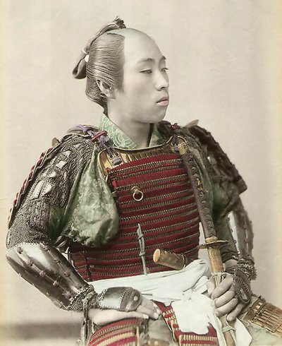 日本武士的肖像武装全身盔甲，1890年（手工彩色蛋白照片） 作者 Japanese School