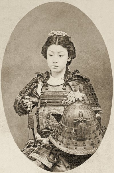 一位女性战士的画象有花的在她的头发，c.1895 作者 Japanese School