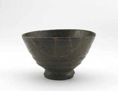 18世纪初的Kugibori Irabo风格的Rakuzan瓷器茶碗（带有灰釉，金漆修复的stone器） 作者 日本学校