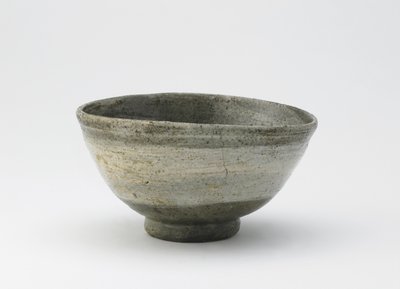 茶碗，hakeme型，江户时代，19世纪中叶（在透明釉下带有拉丝白滑的粗陶器） 作者 日本学校