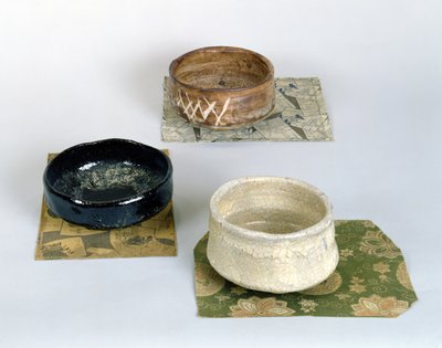 用于茶道的三个chawans，c.1800（陶瓷） 作者 日本学校