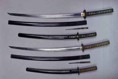 上图：武士刀，日本刀及其鞘，wakizashi，日本短剑在鞘中，小Kokatawa匕首存放在同一刀鞘中。 这三个都来自18世纪。 较低的来自 17 世纪。 作者 日本学校