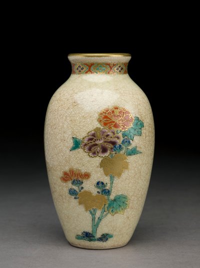 花瓶，19 世纪后期（萨摩陶器，釉上彩釉） 作者 日本学校