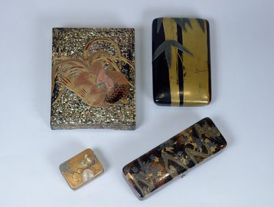 用公鸡装饰的书写盒，带有竹子设计的书写盒和归于Ogata Korin（1658-1716）的kobako以及16至18世纪Kajikawa家族的信息盒（漆金 作者 日本学校