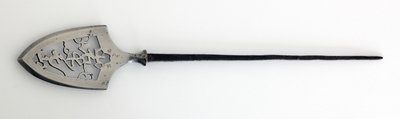 扁平型（hirane）的Yanone（箭头），具有镂空设计的字符代表山，石和水（钢） 作者 日本学校