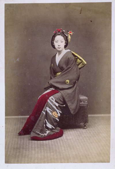 和服的年轻女孩，c.1860-70（手工彩色照片） 作者 日本学校