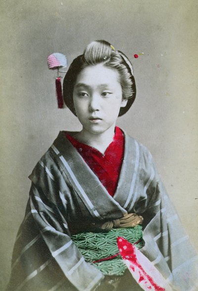 和服的年轻女孩，c.1860-70（手工彩色照片） 作者 日本学校