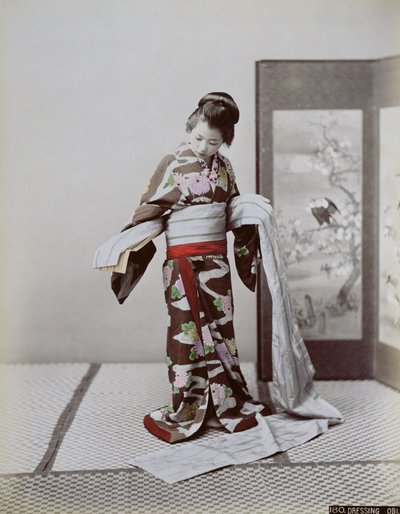 年轻的日本女孩着装，19世纪末（手工彩色照片） 作者 日本学校