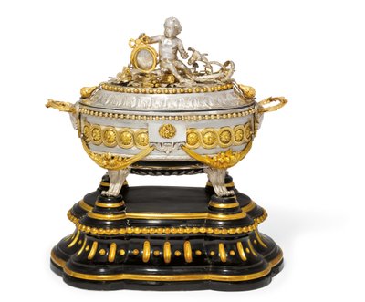 汤碗，盖和架子，Malines，约1780年（镀金金属和银）（另请参阅430298） 作者 让·科尼耶·亨德里克斯（Jean Corneille Hendrickx）