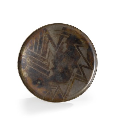 棕色和银色镶饰Dinanderie充电器，约1914年（金属） 作者 让·杜南（Jean Dunand）