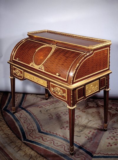 家具路易十六： 办公室法国女王玛丽·安托瓦内特 (Marie-Antoinette) (1755-1793) 的圆柱体，由 Jean Henri Riesener (1734-1806) 1784 Dim 用苋菜红、红木、青铜和橡木制成。 1,05 x1,13 x 0,64 m。 巴黎卢浮宫博物馆 作者 让·亨利·里森纳