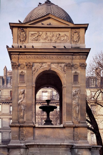 建筑：无辜者喷泉的景色。 由建筑师 Jean Goujon、Augustin Pajou 和 Pierre Lescot 设计。 1546-1549 年。 巴黎约阿希姆·杜贝莱广场。 作者 让和莱斯科特皮埃尔·古容