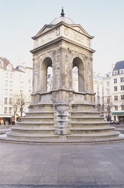 法国，巴黎，Fontaine des Innocents，带台阶的石喷泉。 作者 让和莱斯科特皮埃尔·古容