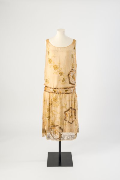黄色真丝雪纺晚礼服，绣有黄色牙线，亮片，号角珠和黄色宝石，c.1926（真丝雪纺） 作者 珍妮·帕奎因