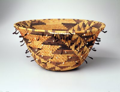 女孩盘旋嫁妆或青春期篮子，Pomo，Pinoleville，加利福尼亚 作者 珍妮·休斯（Jenny Hughes）