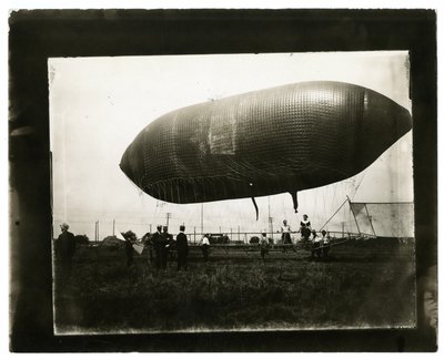 飞艇 "加州之箭" 作者 杰西·塔伯·比尔斯（Jessie Tarbox Beals）