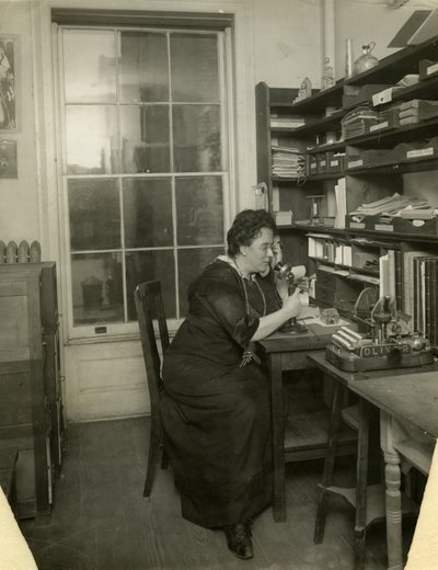 比尔斯在她的工作室，约1912-18（明胶银照片 作者 杰西·塔伯·比尔斯（Jessie Tarbox Beals）