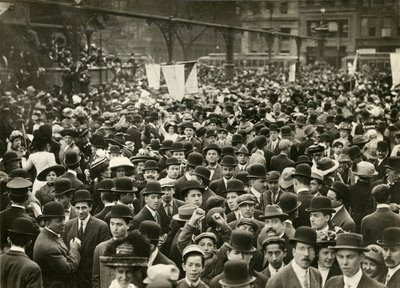 联合广场上参加选举权会议的人群，约1905-11年（明胶银照片）。 作者 杰西·塔伯·比尔斯（Jessie Tarbox Beals）