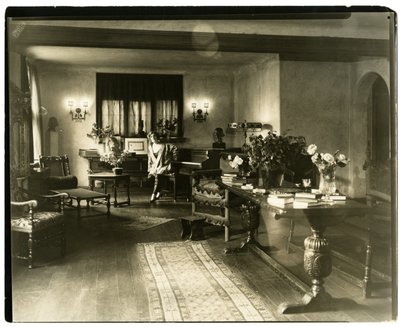 多丽丝-基恩 多丽丝-基恩，约1905-26（明胶银照片）。 作者 杰西·塔伯·比尔斯（Jessie Tarbox Beals）