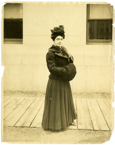 伊利-勒森?伊丽莎白-勒森-布莱恩博士，约1905-40（明胶银照片 作者 杰西·塔伯·比尔斯（Jessie Tarbox Beals）