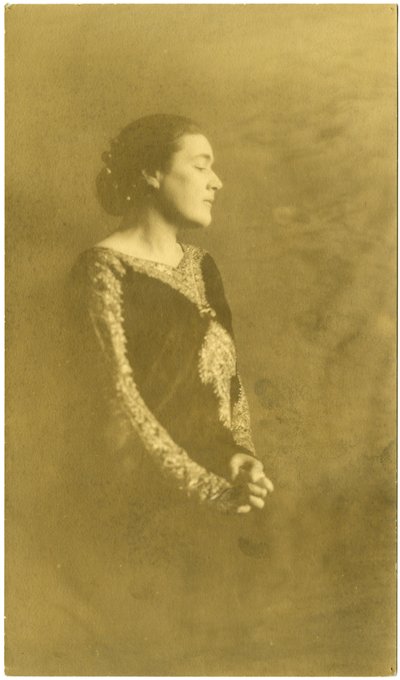 范妮-赫斯特，约1909-20（明胶银照片 作者 杰西·塔伯·比尔斯（Jessie Tarbox Beals）