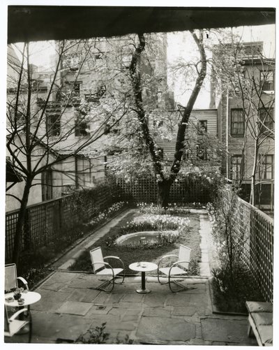 W-H-韦尔斯夫人的花园 265 W 11th 作者 杰西·塔伯·比尔斯（Jessie Tarbox Beals）