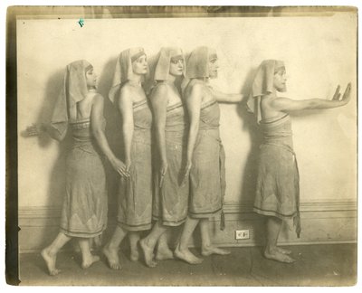 准备迎接一个村庄陶醉在美国纽约自由俱乐部，c.1905-40 作者 杰西·塔伯·比尔斯（Jessie Tarbox Beals）