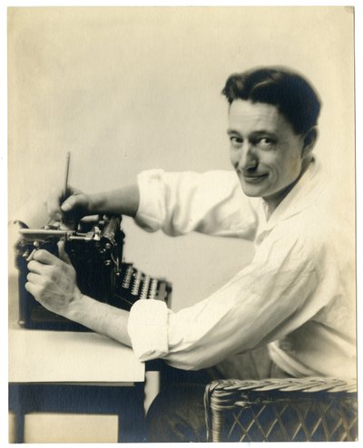 Henry Oyen在打字机上，c.1905-21 作者 杰西·塔伯·比尔斯（Jessie Tarbox Beals）