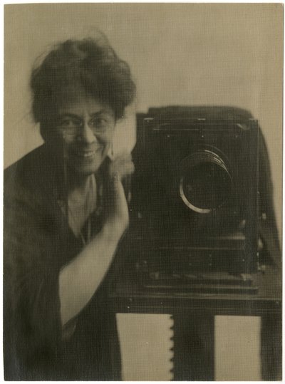 杰西-塔伯斯-比尔斯，带相机的自画像，约1918-20（明胶银照片 作者 杰西·塔伯·比尔斯（Jessie Tarbox Beals）