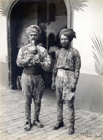来自亚洲的杂耍者。(1904年世界博览会上派克的神秘亚洲部分的表演者) 作者 杰西·塔伯·比尔斯（Jessie Tarbox Beals）