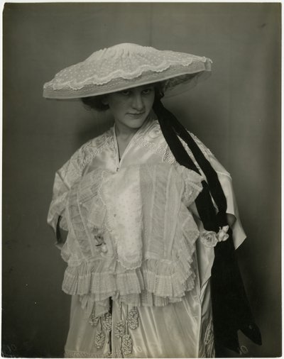 Jumble Bros ?, Lingerie hat and muff, c.1905-11 (明胶银照片) 作者 杰西·塔伯·比尔斯（Jessie Tarbox Beals）