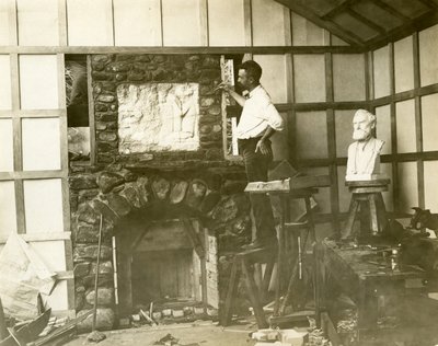 卡尔-比特（雕塑家）亲自建造他的壁炉，约1905-15（明胶银照片 作者 杰西·塔伯·比尔斯（Jessie Tarbox Beals）