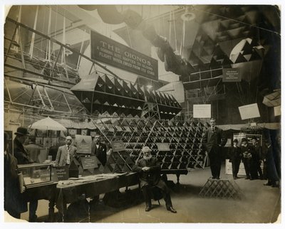 风筝展示 作者 杰西·塔伯·比尔斯（Jessie Tarbox Beals）